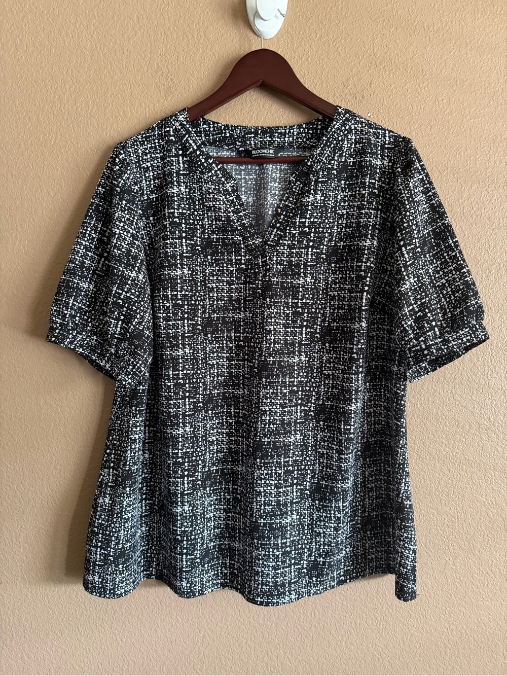 Bloomchic Black and White V-Neck Short Sleeve Blouse Size 14-16